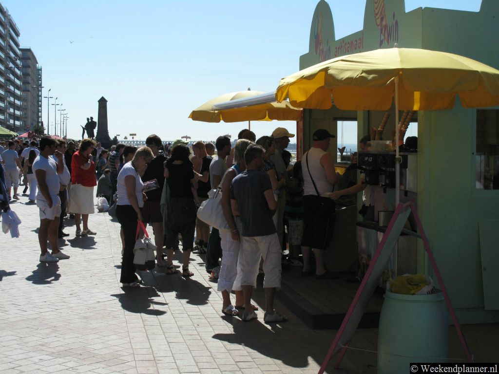 Een ijsje eten op de boulevard. Je hebt een ruime keus. Er zijn strandpaviljoens en er zijn aan de zijde van Blankenberge veel restaurants en cafés met een terras.
